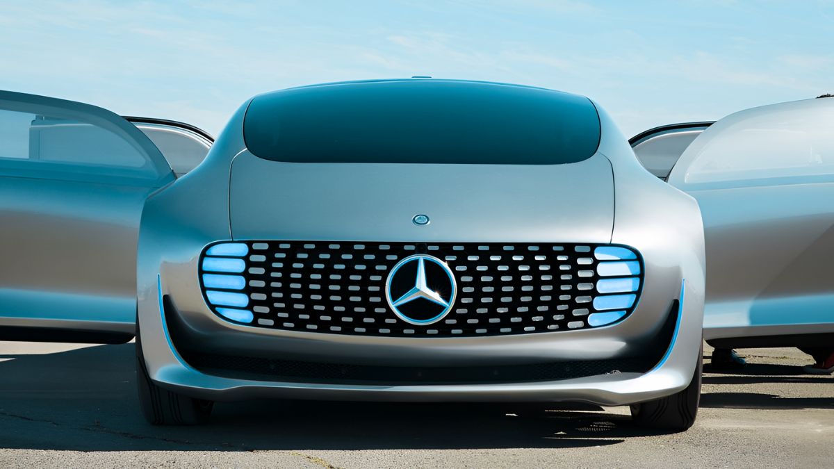 Mercedes Vision Iconic Concept Debuts with Massive Grille and Bold New Design